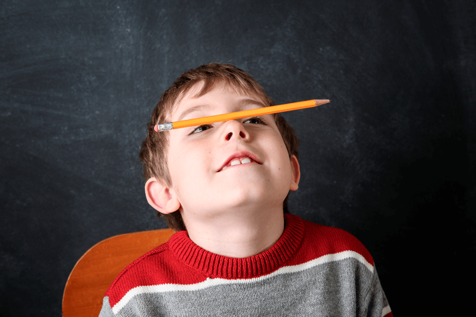 Criança com TDAH e síndrome de Tourette distraída na aula - Cellera Farma.