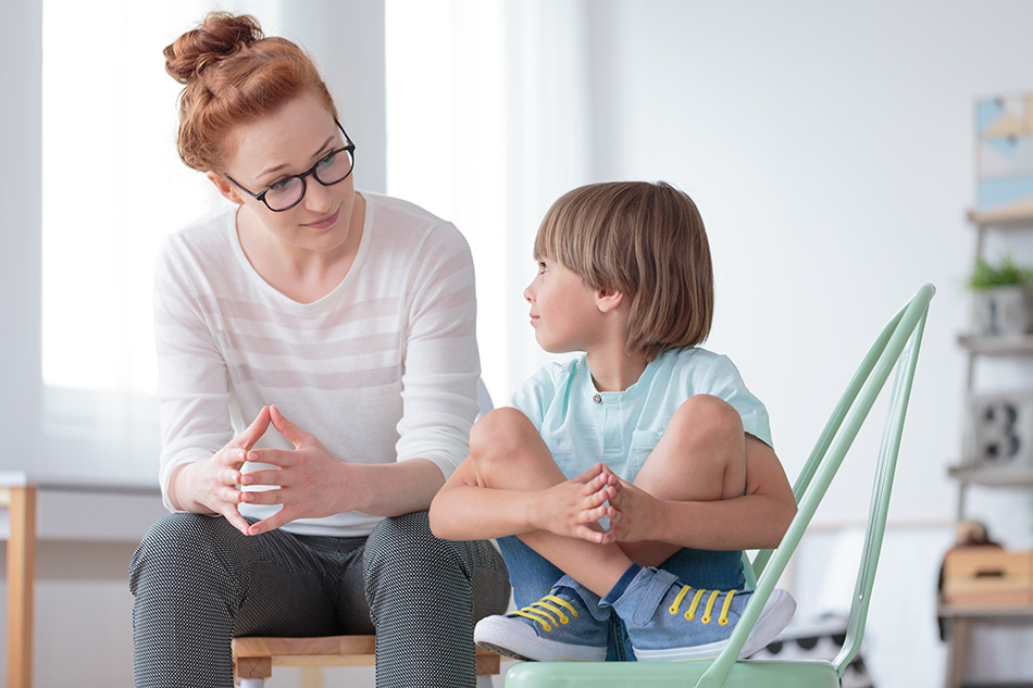 Mãe de criança com TDAH conversa com o filho